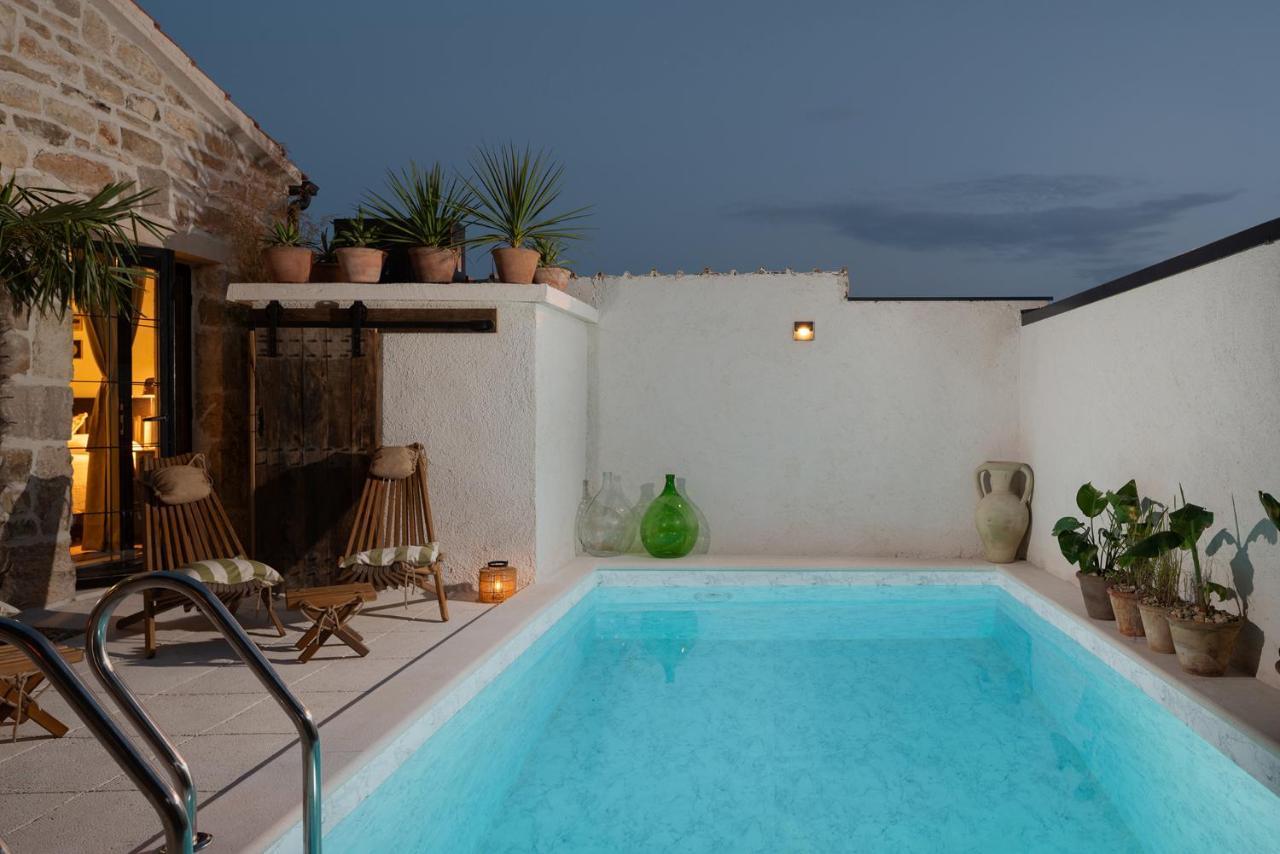 Blacksmith'S House - Rental House With Heated Pool Posedarje Esterno foto